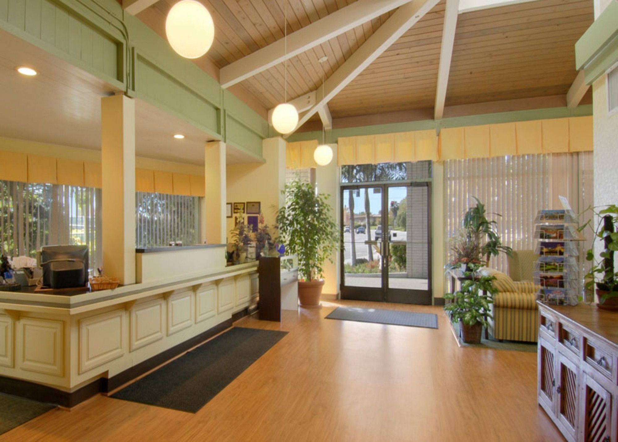 Ramada By Wyndham Santa Barbara Goleta Exterior foto